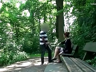 Man besluipt een vrouw thither een park