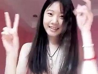 Cute girl mostra tailandeses sua doce buceta rosa