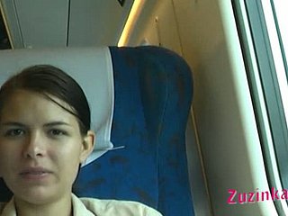 Shameless cagna Zuzinka lampeggia la figa rasata in the air treno
