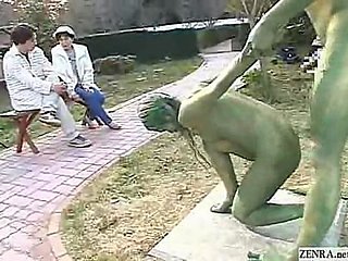Grüne japanische Garten Statuen ficken in der Öffentlichkeit