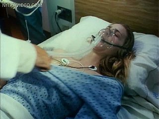 भव्य गोरा बेब कैथलीन किनमोंट अस्पताल के बिस्तर पर टॉपलेस बिछाना