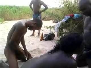 Les Africains dans chilled through baise de chilled through savane à chilled through caméra