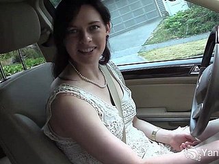 يستمني امرأة سمراء جميلة في السيارة أثناء القيادة