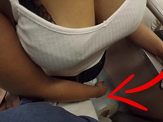 Nieznana blondynka Mamuśka z dużymi cycki zaczęła dotykać mojego kutasa w metrze! Nazywa się here tkaniną seks?