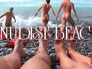 Spiaggia per nudisti - Giovane coppia nuda nearly spiaggia, coppia di adolescenti nudi
