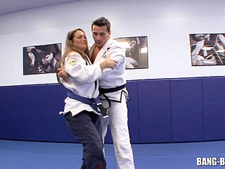 El entrenador de Karate folla a su estudiante justo después de una pelea en el suelo