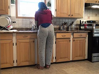 シリアの妻は18歳のドイツの義理の息子が台所で彼女をファックさせます