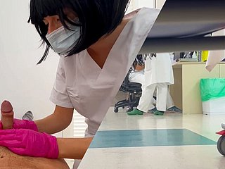 Nowa młoda pielęgniarka studencka sprawdza mojego penisa i mommy gaffe