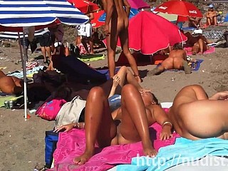 Sexy FKK-Damen encircling der Natur Gewand am Strand