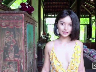 Asian Woman gra na fortepianie, pokazuje poza jej prywatnych części i pees (Kylie_NG)
