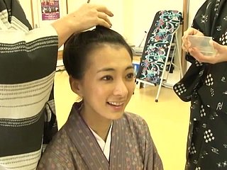 Cutie asiatico Masako Umemiya viene preparata per diventare geisha